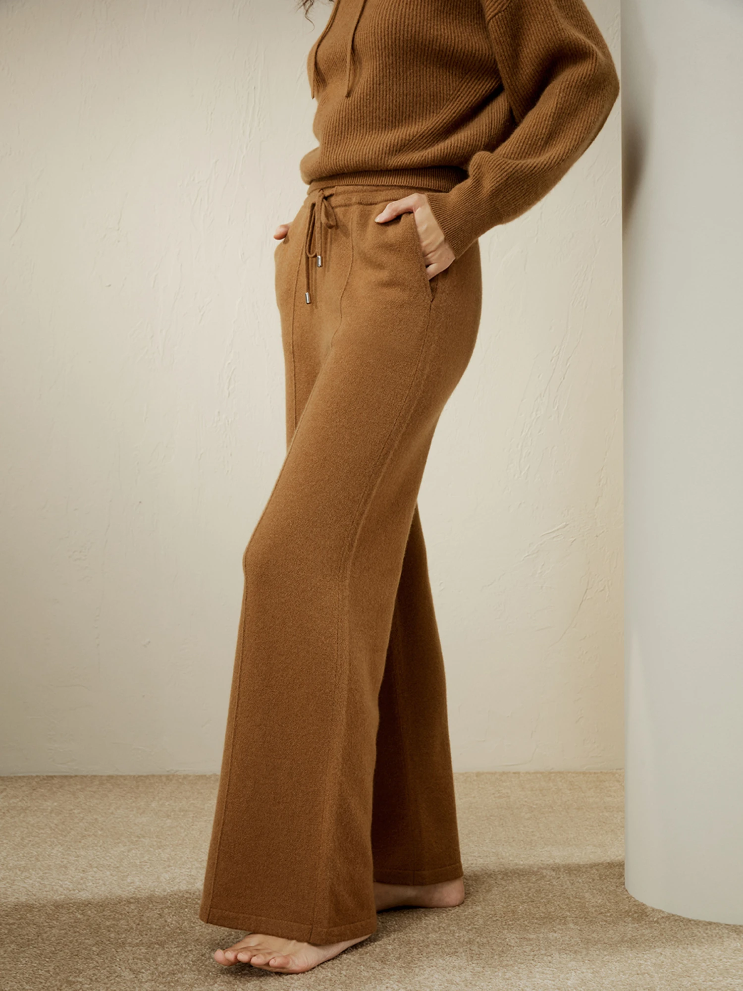 Fluid Cashmere Sweatpants - Image 11